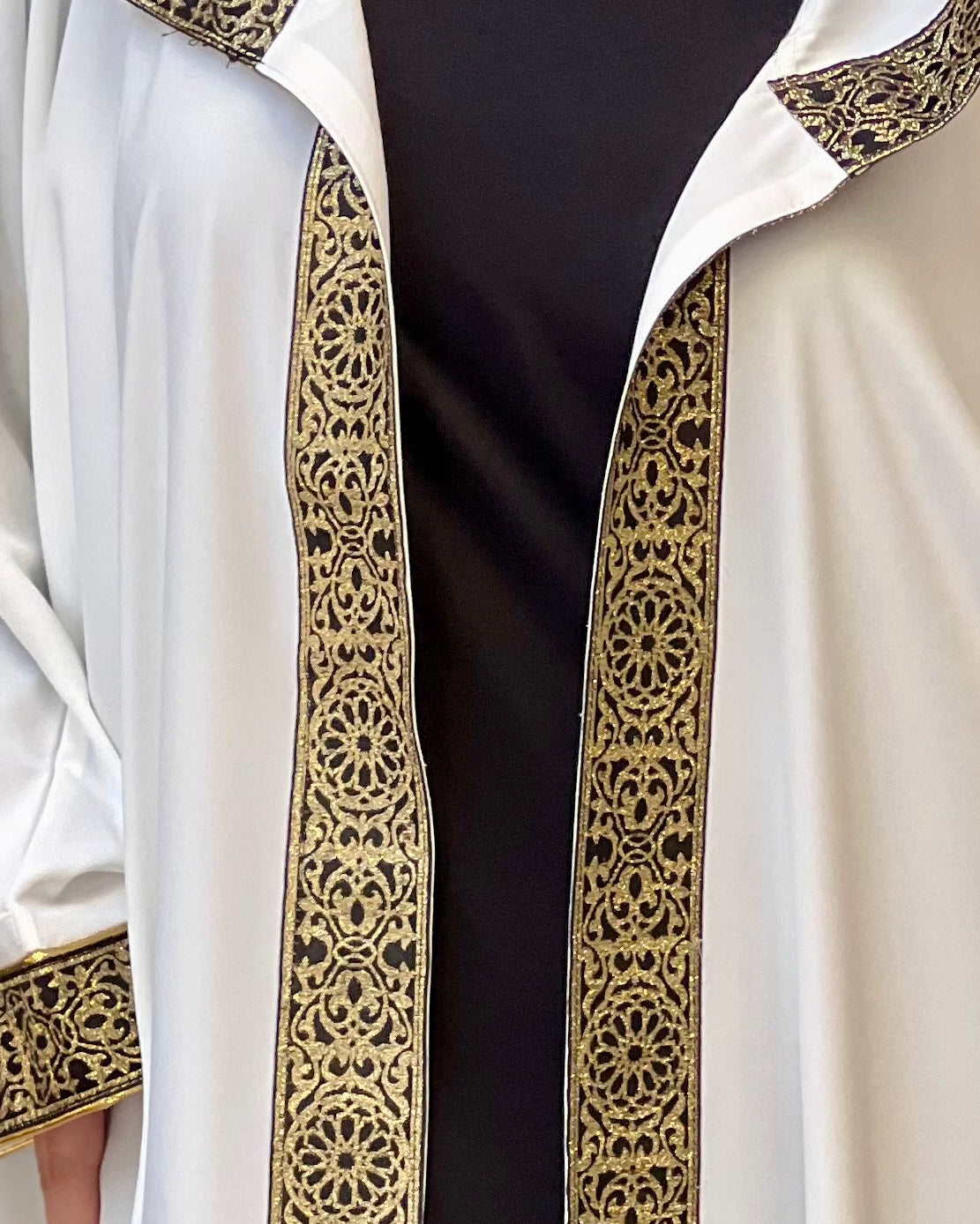 Kuftan with capuchon brocaded on the back